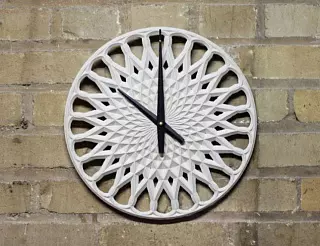 Стильные кружевные часы из бетона и не только
